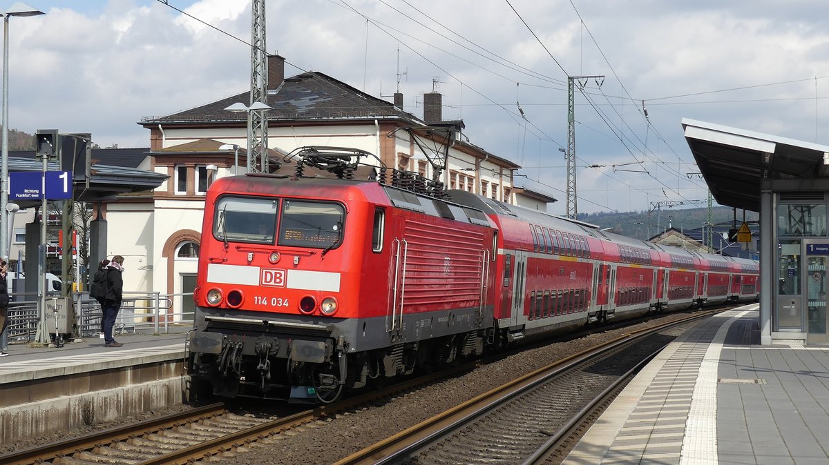 114 034 zieht einen RE50 nach Frankfurt in den Bahnhof Wächtersbach hinein. Aufgenommen am 29.3.2018 12:59