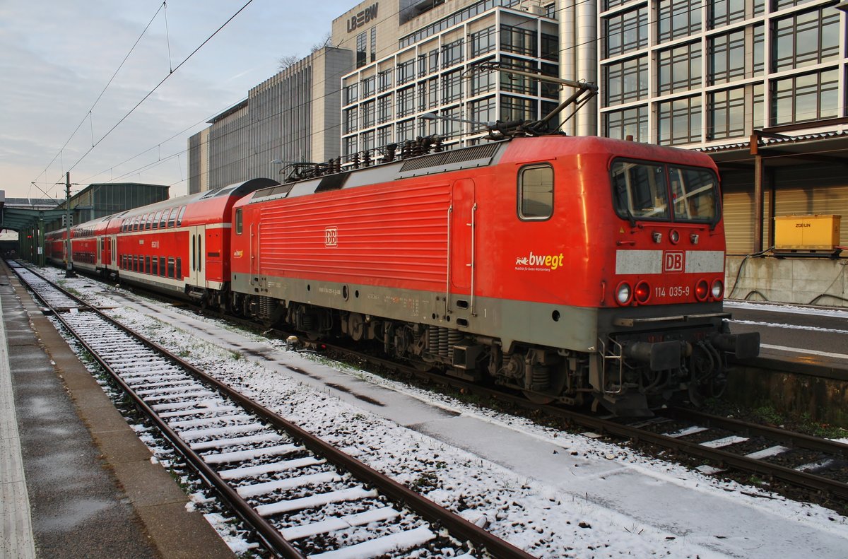 114 035-9 steht am 4.1.2019 mit dem RE22017 nach Tübingen Hauptbahnhof im Stuttgarter Hauptbahnhof. 