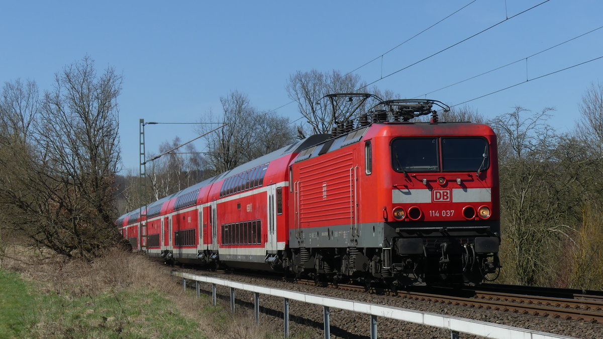 114 037 mit einem RE20 nach Frankfurt zwischen Niederjosbach und Brehmtal. Aufgenommen am 6.4.2018 13:36