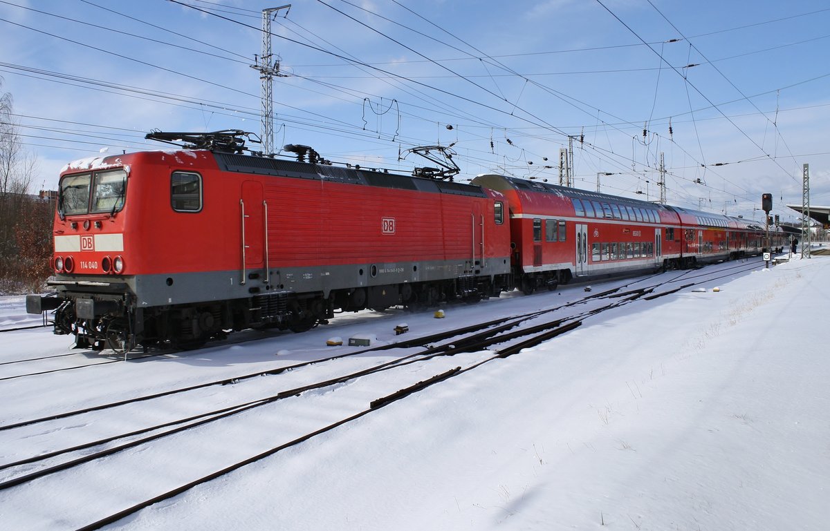 114 040 macht sich am 27.2.2018 mit dem RE5 (RE4361) nach Elsterwerda im Rostocker Hauptbahnhof auf den Weg.