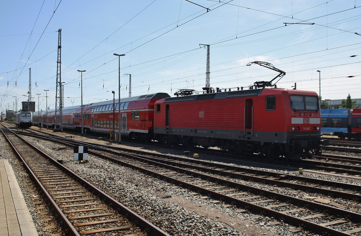 114 040 steht am 22.7.2016 mit dem RE5 (RE4363) nach Elsterwerda im Gleisvorfeld des Rostocker Hauptbahnhofs.