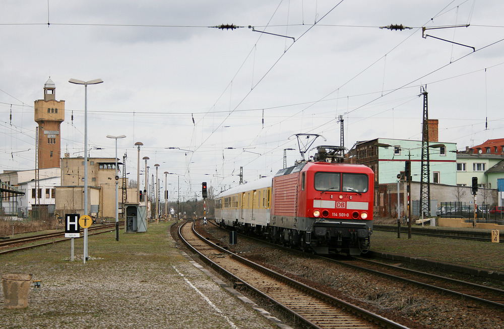 114 501 durchfährt den, zum damaligen Zeitpunkt noch nicht umgebauten, Bahnhof von Merseburg mit einem Messzug.
Aufnahmedatum: 31.03.2010