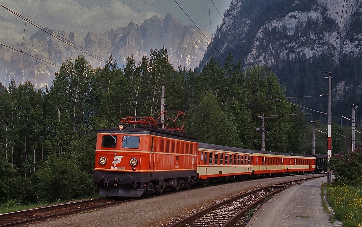 1141 030-5 fährt im September 1986 in den Bahnhof Gesäuse Eingang ein
