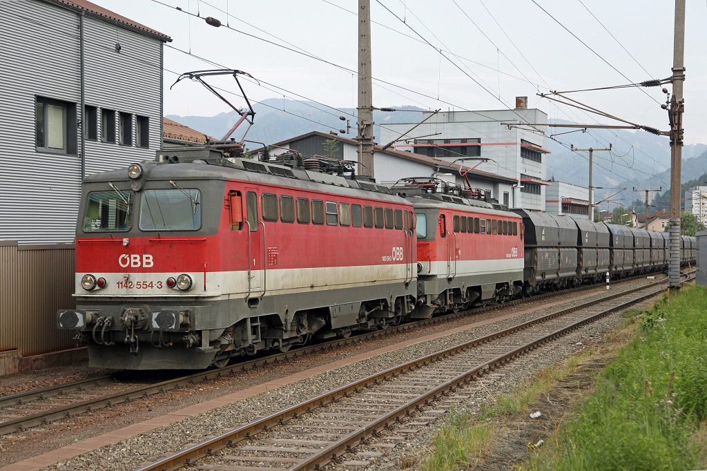 1142 554 + 1142 626 fahren am 19.08.2013 mit Erzzug 58664 (Eisenerz - Leoben Donawitz) im Endbahnhof Leoben Donawitz ein.