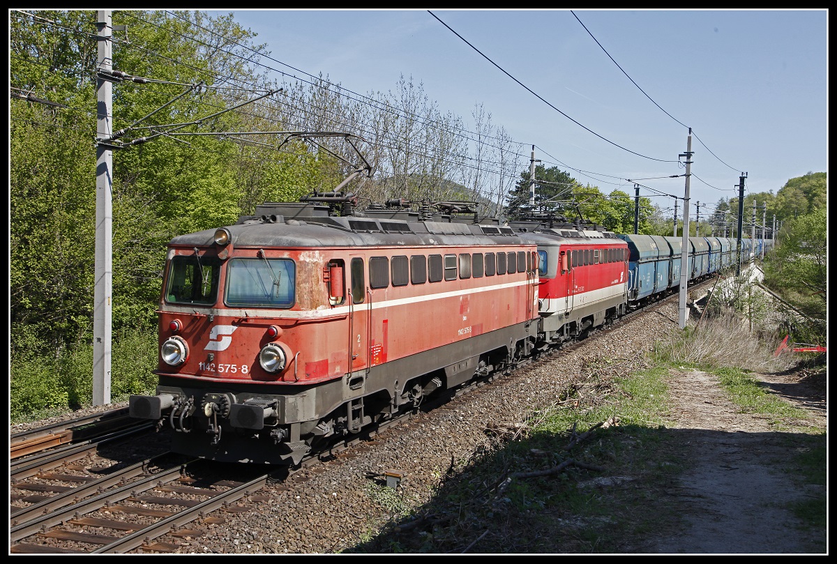 1142 575 + 1142 24 mit Güterzug bei Payerbach am 19.04.2018.
