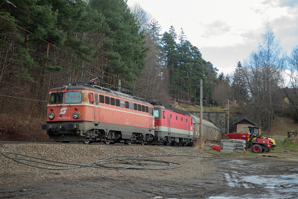 1142 575 + 1144... mit Güterzug bei Klamm - Schottwien am 14.12.2017.