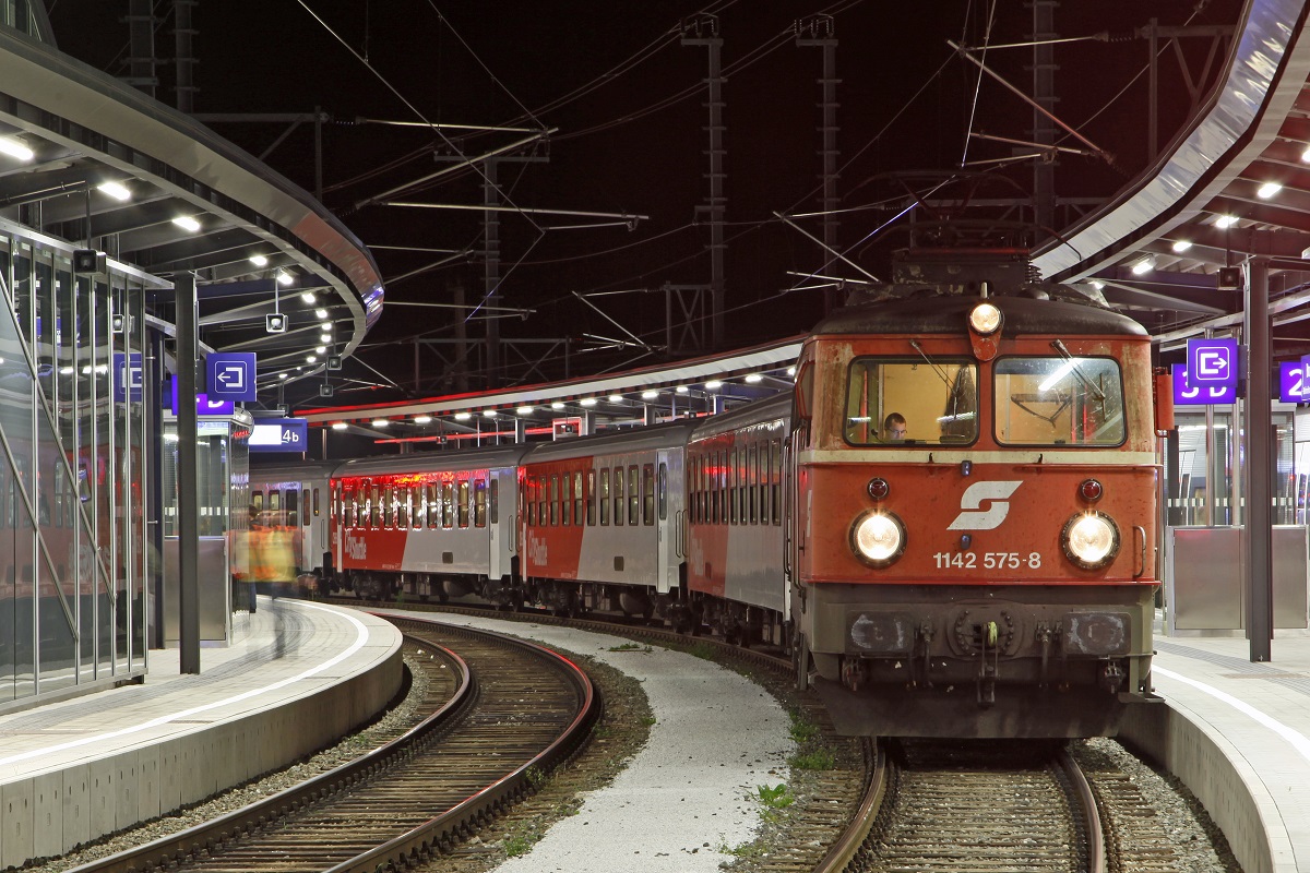 1142 575 mit Zug 4032 in Bruck/Mur am 21.10.2013.