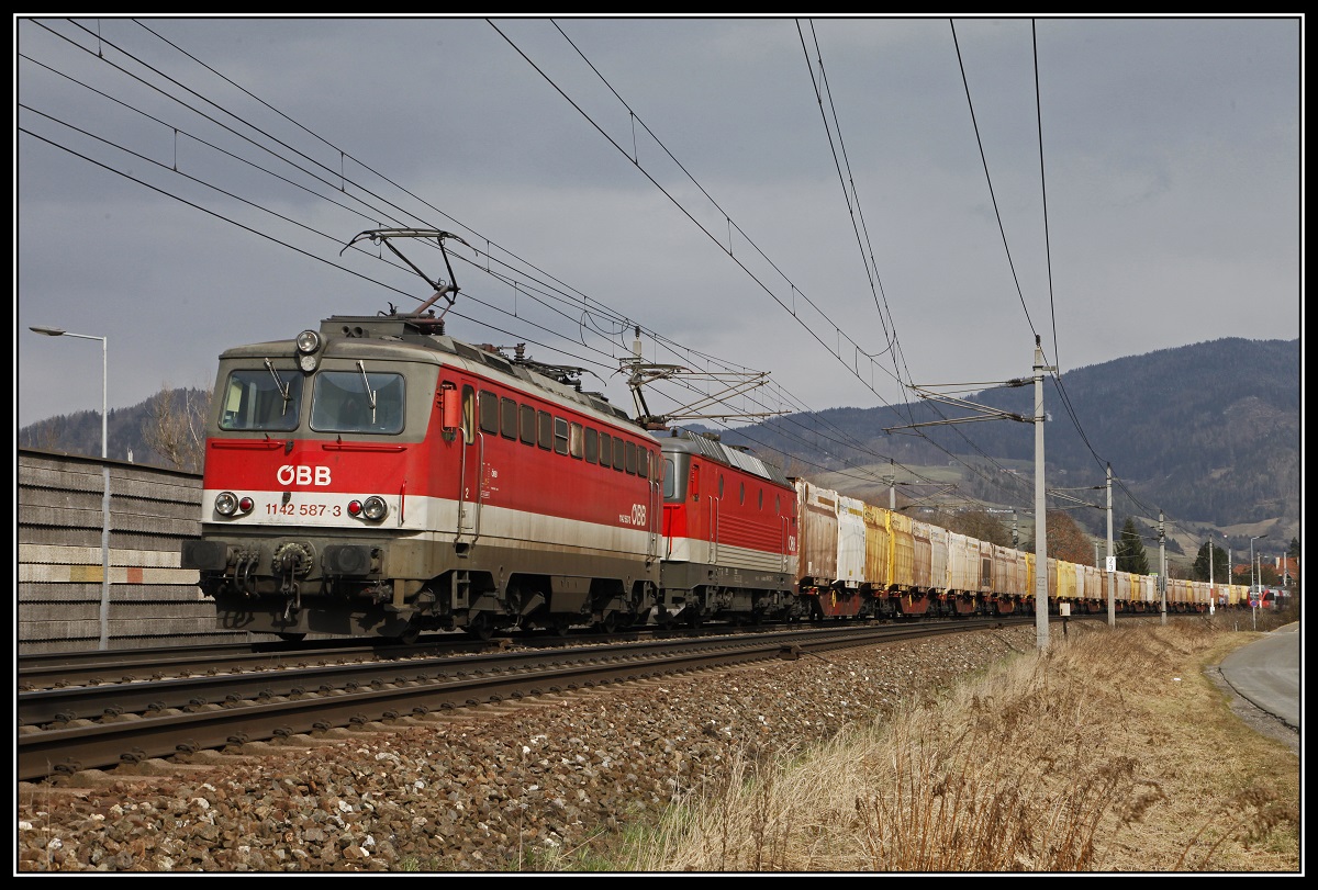 1142 587 + 1144... mit Güterzug bei Bruck an der Mur am 20.03.2018.