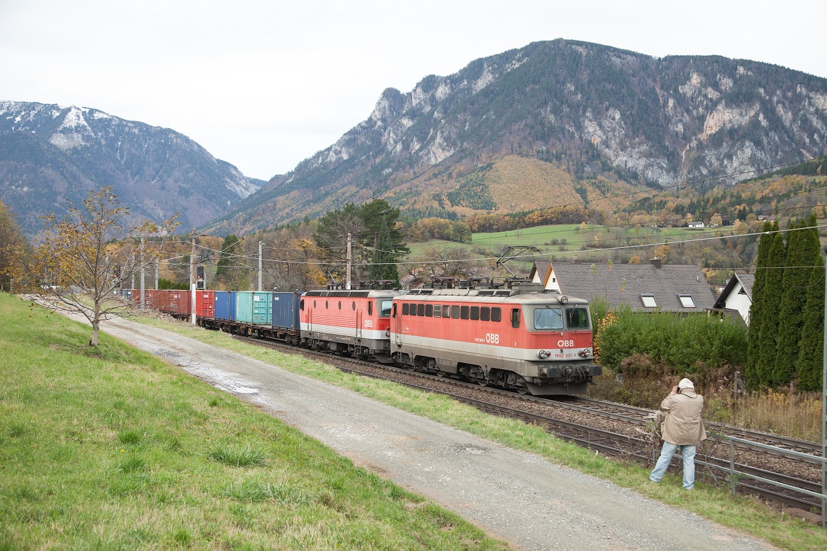 1142 589 + 1144 012 mit Güterzug werden am 2.11.2017 bei Payerbach von einem Eisenahnfotografen erlegt.