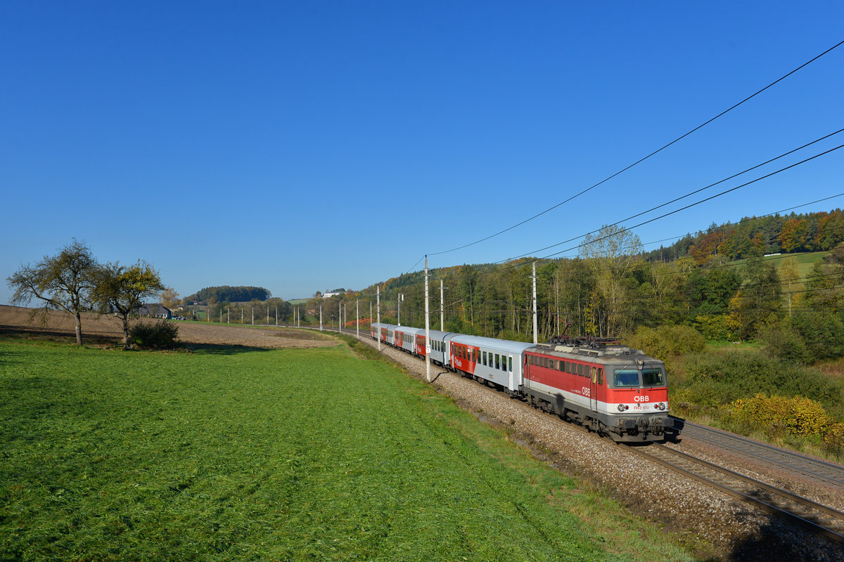 1142 610 mit einem REX am 14.10.2017 bei Vöcklabruck. 