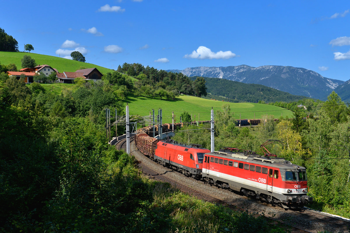 1142 612 + 1116 266 mit einem Holzzug am 08.09.2017 bei Eichberg. 