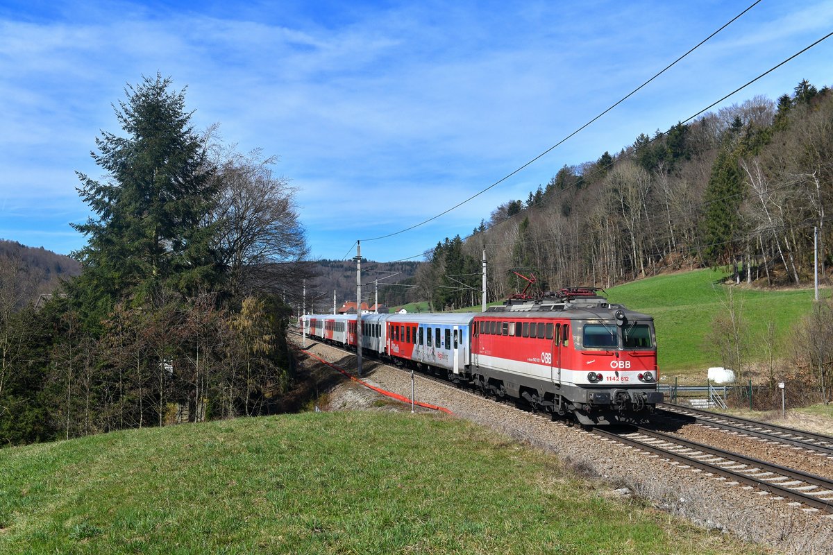 1142 612 mit einem REX am 17.03.2019 bei Wernstein am Inn. 