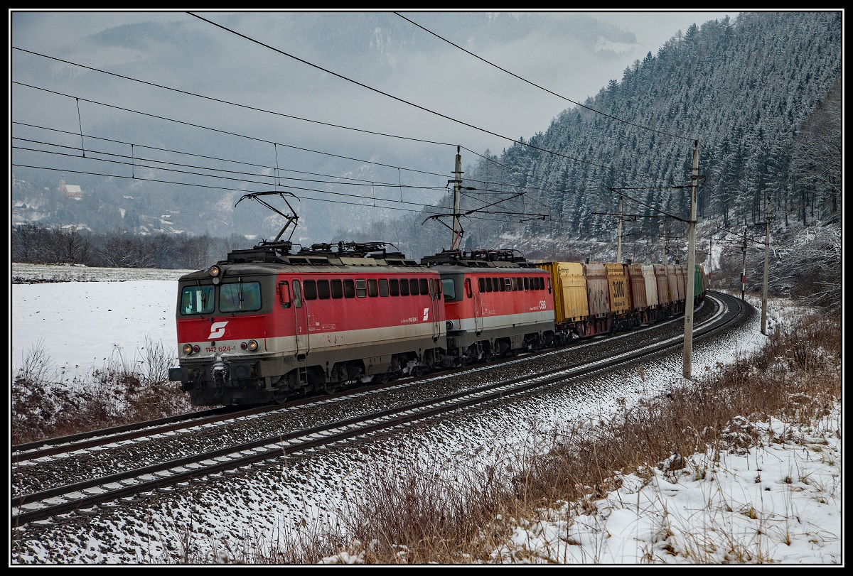 1142 624 + 1142... mit Güterzug bei Niklasdorf am 7.02.2018.