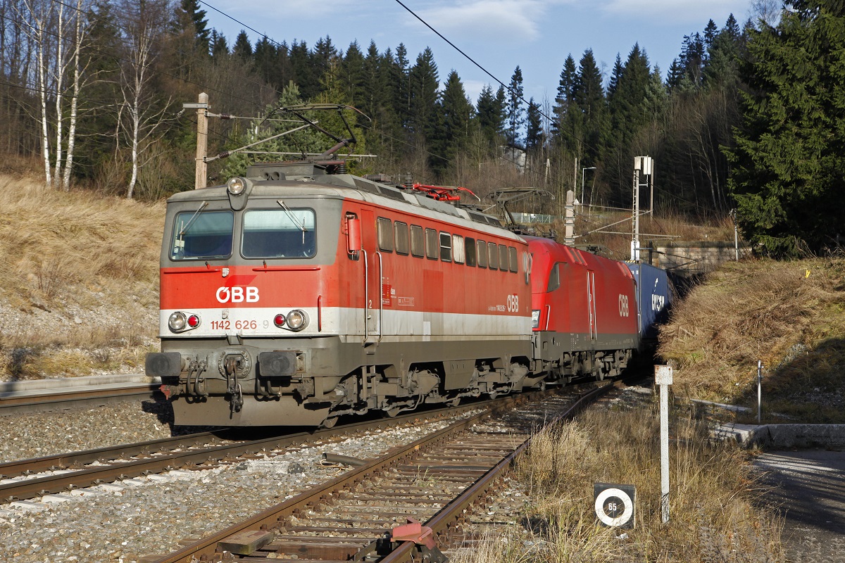 1142 626 + 1116 120 mit Güterzug haben am 21.11.2016 den Semmering-Haupttunnel verlassen und rollen Richtung Mürzzuschlag.