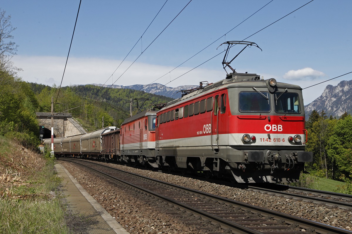 1142 628 und eine 1144er ziehen am 26.04.2016 einen Güterzug bei Eichberg auf den Semmering.