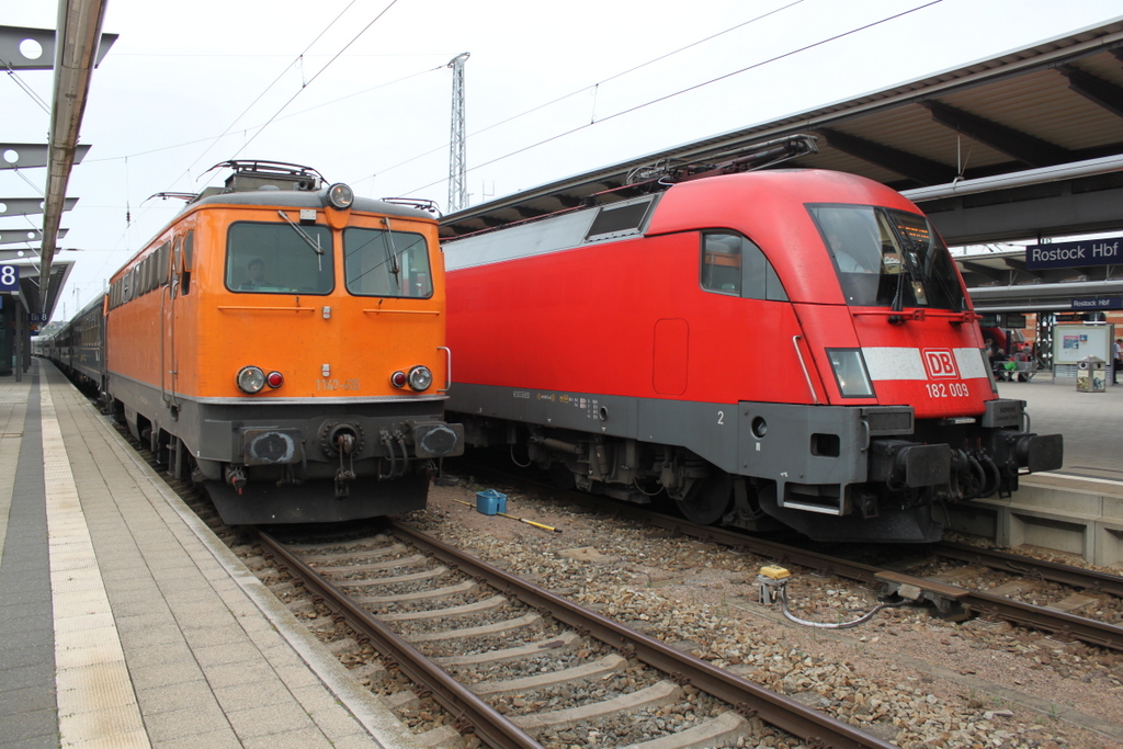 1142 635-3 mit Classic-Courier als CBB347 von Schwerin Hbf nach Mannheim Hbf bei der Ausfahrt im Rostocker Hbf(Leerzug)09.09.2016 