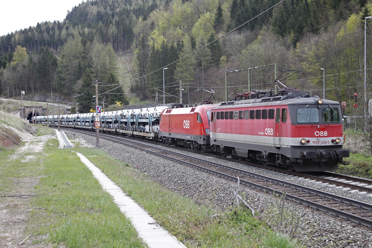 1142 639 + 1116 054 fahren am 26.04.2016 beim Unterwerk Semmering mit einem Autozug vorrüber.