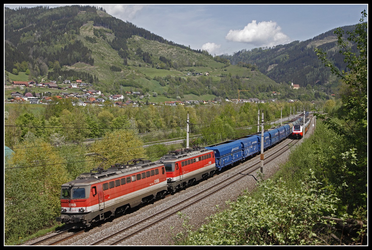 1142 639 + 1142 638 ziehen bei Niklasdorf einen Güterzug durchs Murtal. Das Bild entstand am 25.04.2018.