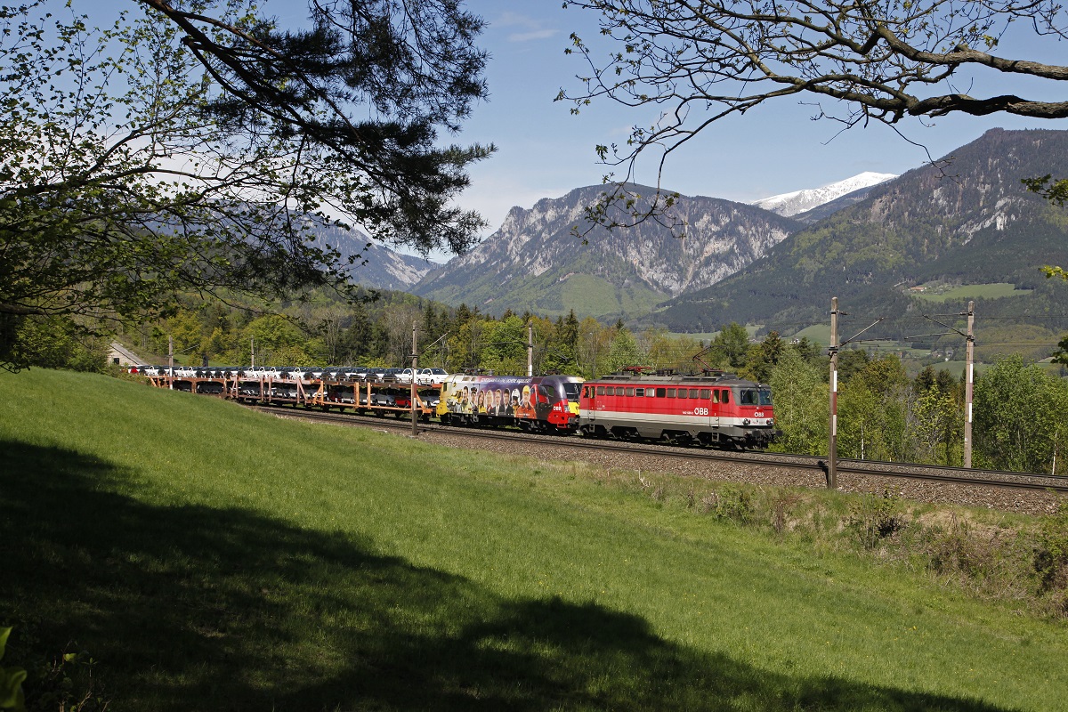 1142 639 und 1116 153 mit Güterzug nahe Eichberg am 26.04.2016.