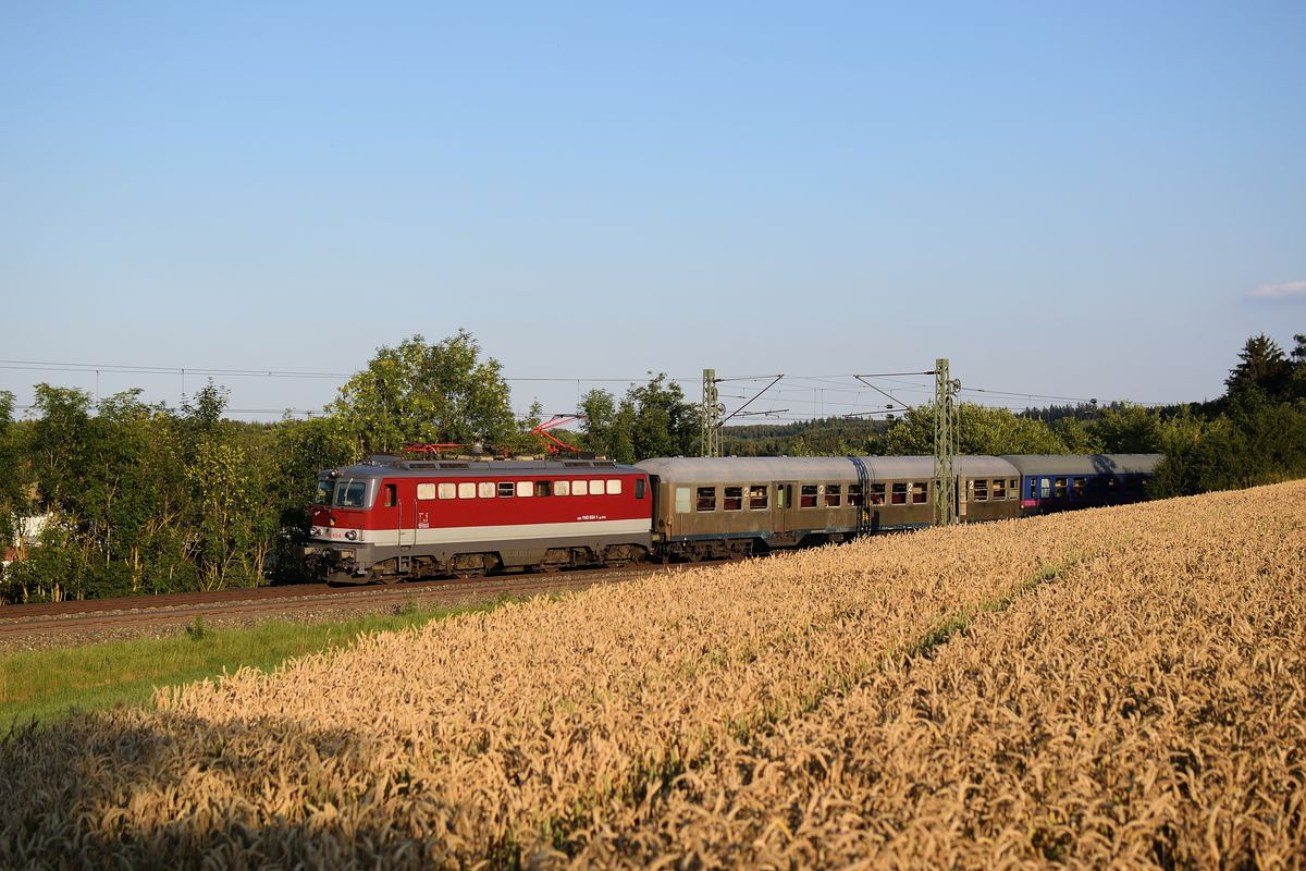 1142 654 der SVG ist am 13. Juli 2018 mit der Beförderung eines Sonderzuges von München nach Waiblingen betraut. Ulm hat der Zug bereits hinter sich gelassen und ist hier kurz vor Westerstetten.