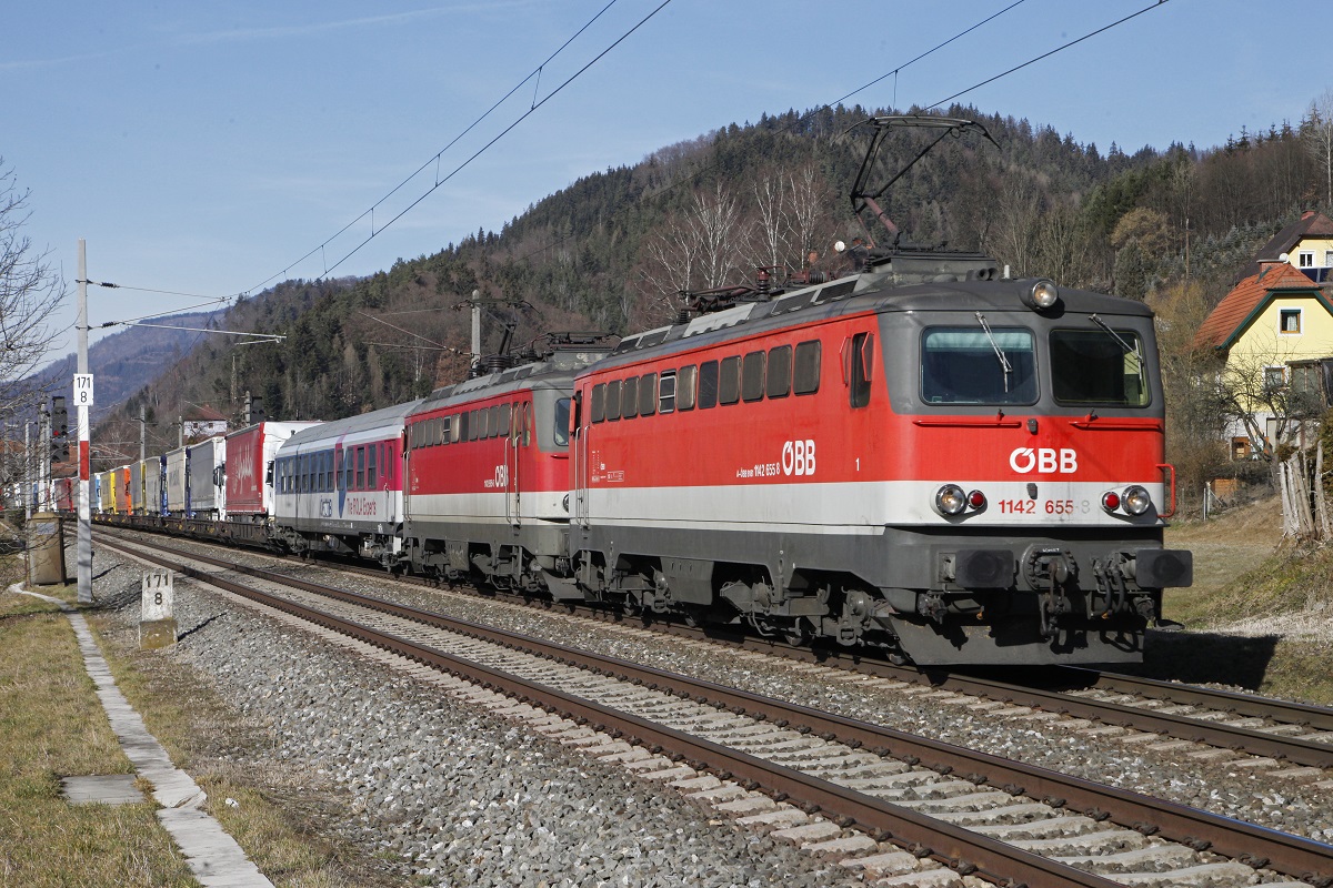 1142 655 + 1142 595 mit einem Zug der Rollenden Landstraße bei Mixnitz am 6.02.2016