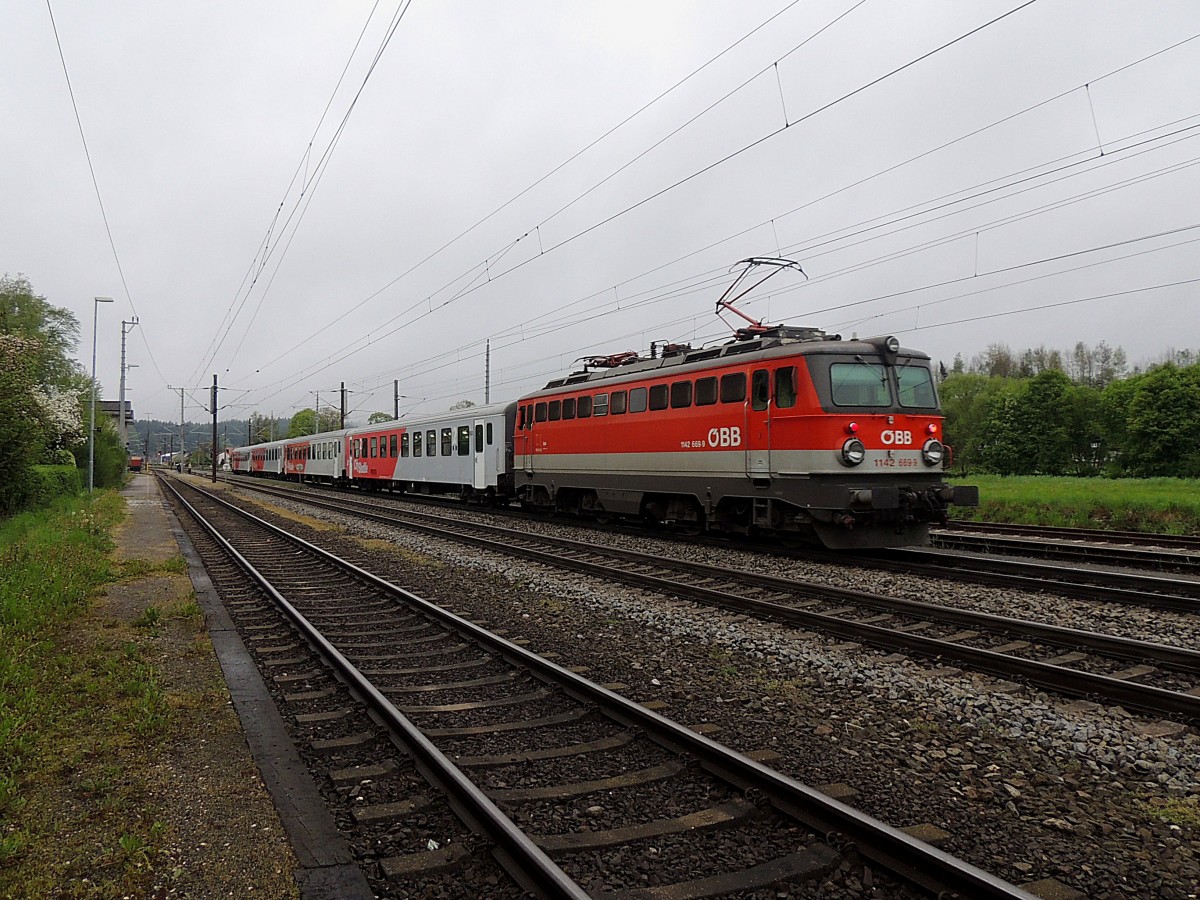 1142 669-9 schiebt bei Redl-Zipf REX1662 in Richtung Salzburg; 140428