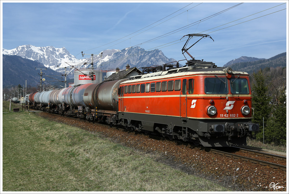 1142 682 rollt mit dem Ölzug 76674 von Trofaiach nach Donawitz. 
Trofaiach 21.3.2014