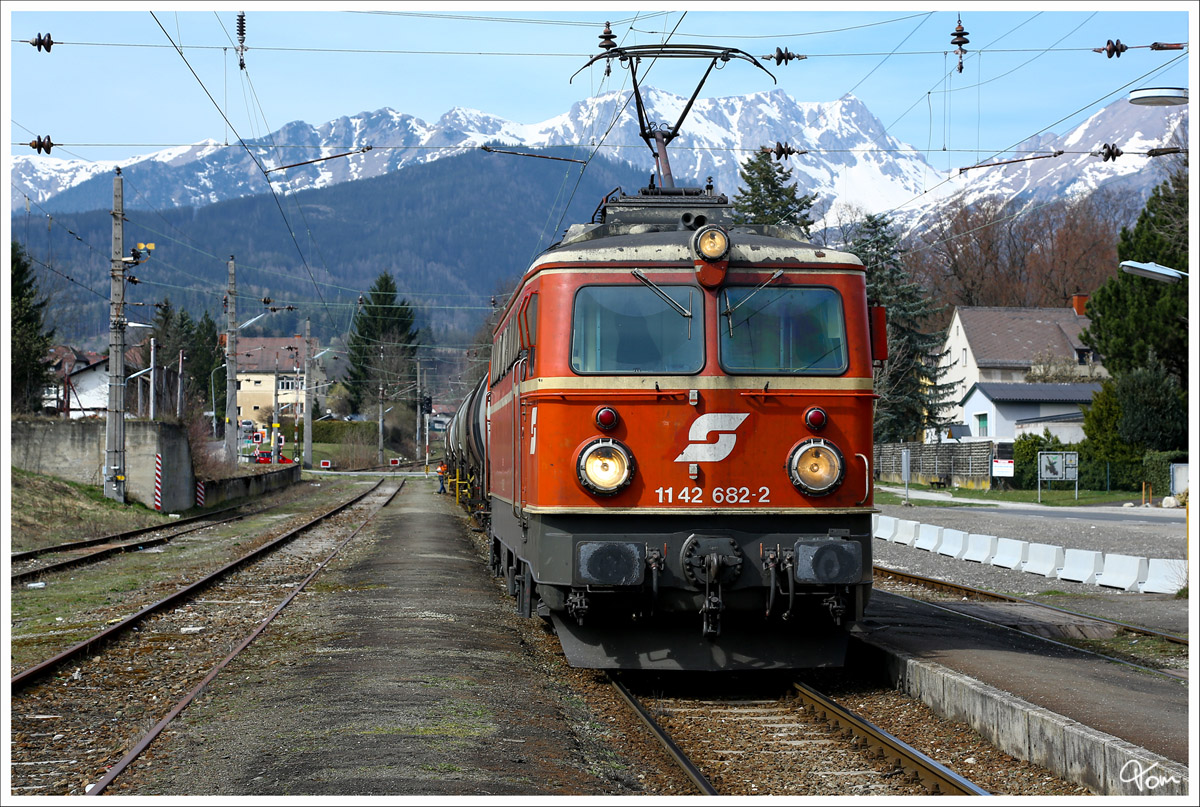1142 682 steht mit dem Ölzug 76674 im Bahnhof Trofaiach. 
21.3.2014