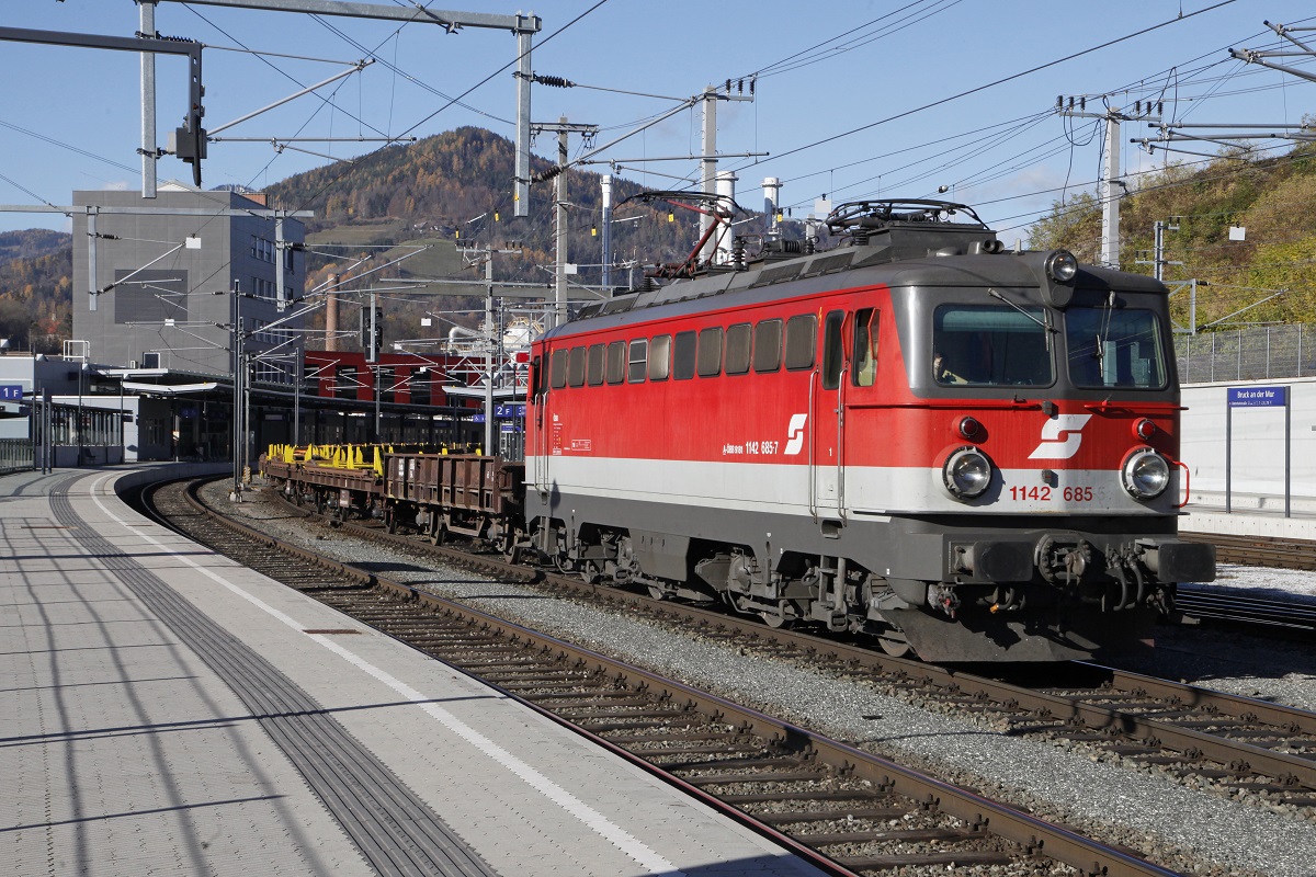 1142 685 mit Güterzug in Bruck/Mur am 11.11.2015.