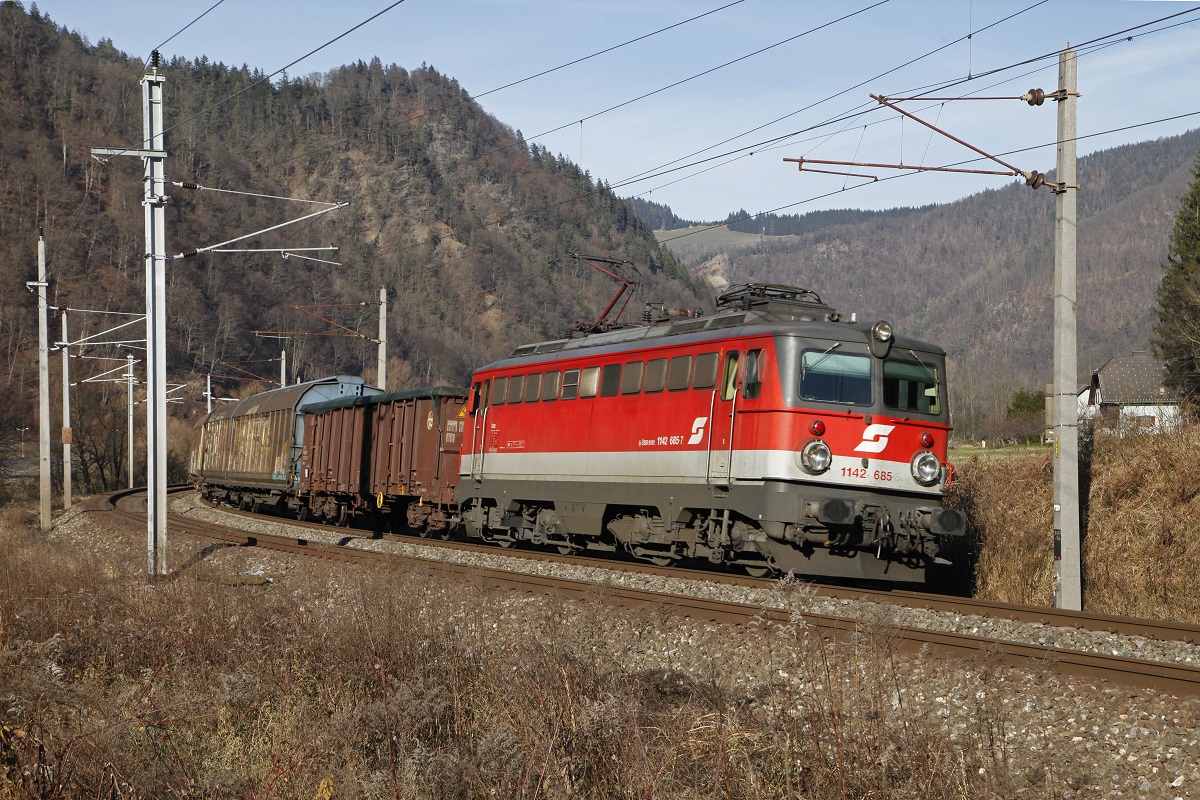 1142 685 mit Güterzug zwischen Bruck/Mur und Pernegg am 7.12.2016.