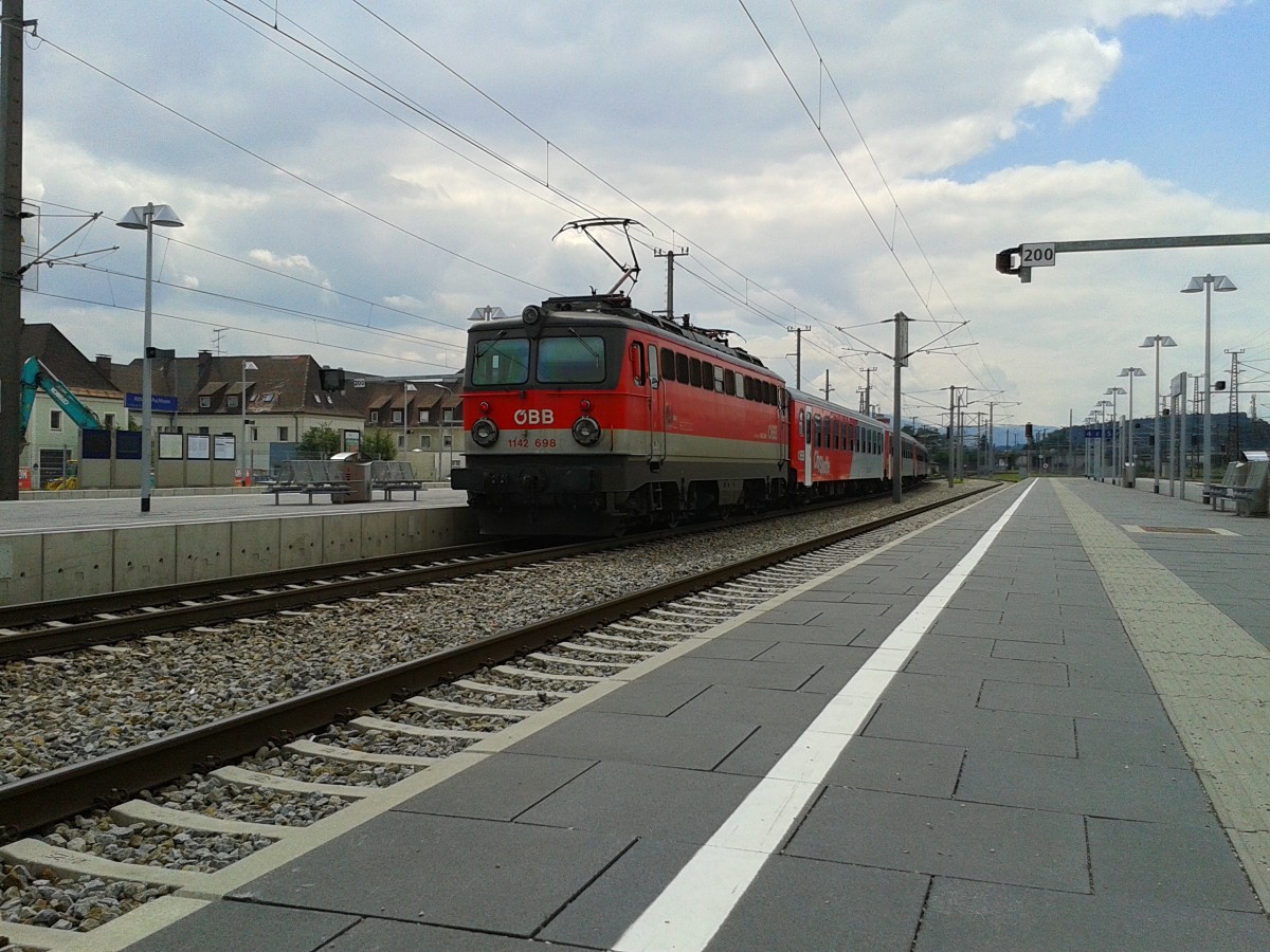 1142 698 am Zugschluss des abfahrenden REX 3096 (Linz Hbf - Steindorf bei Straßwalchen) am 18.8.2015 in Attnang-Puchheim.