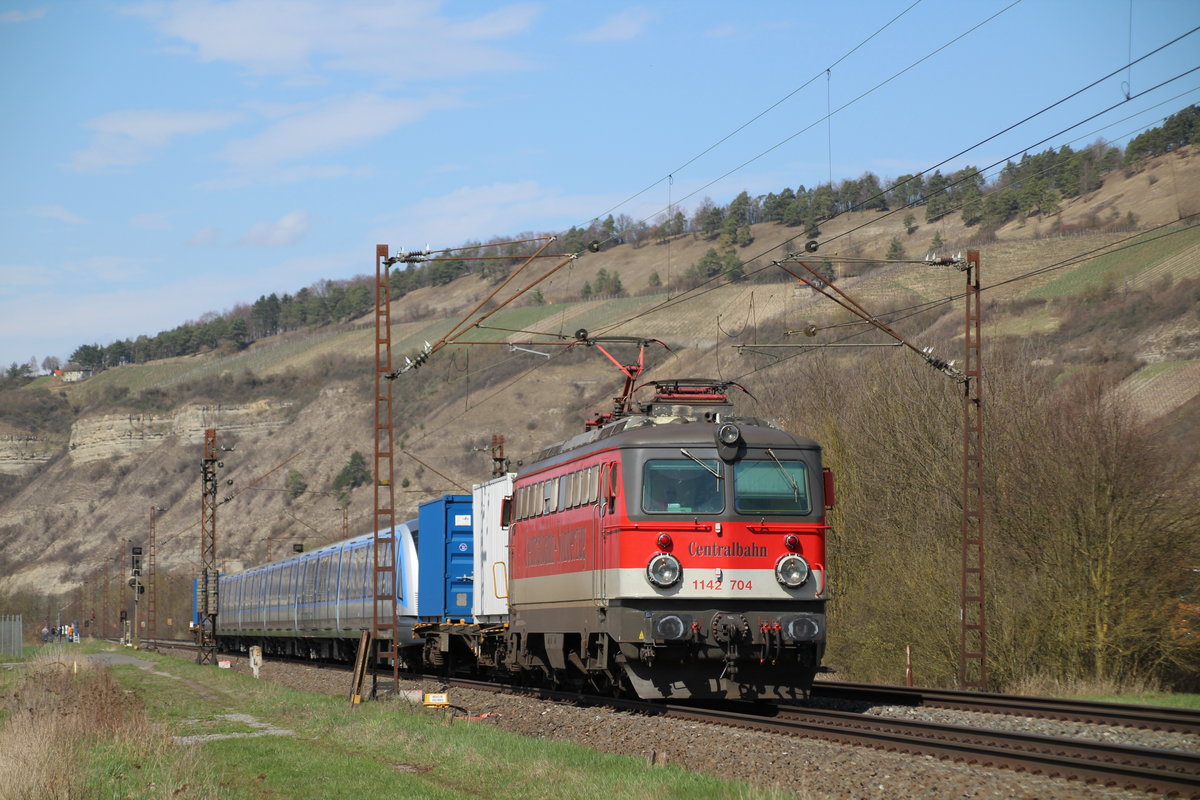 1142 704 brachte heute (04.04.2018) einen neuen C2 U-Bahnwagen der MVG (Wagen 6619/7719) nach München. Hier ist der Zug kurz vor Thüngersheim.