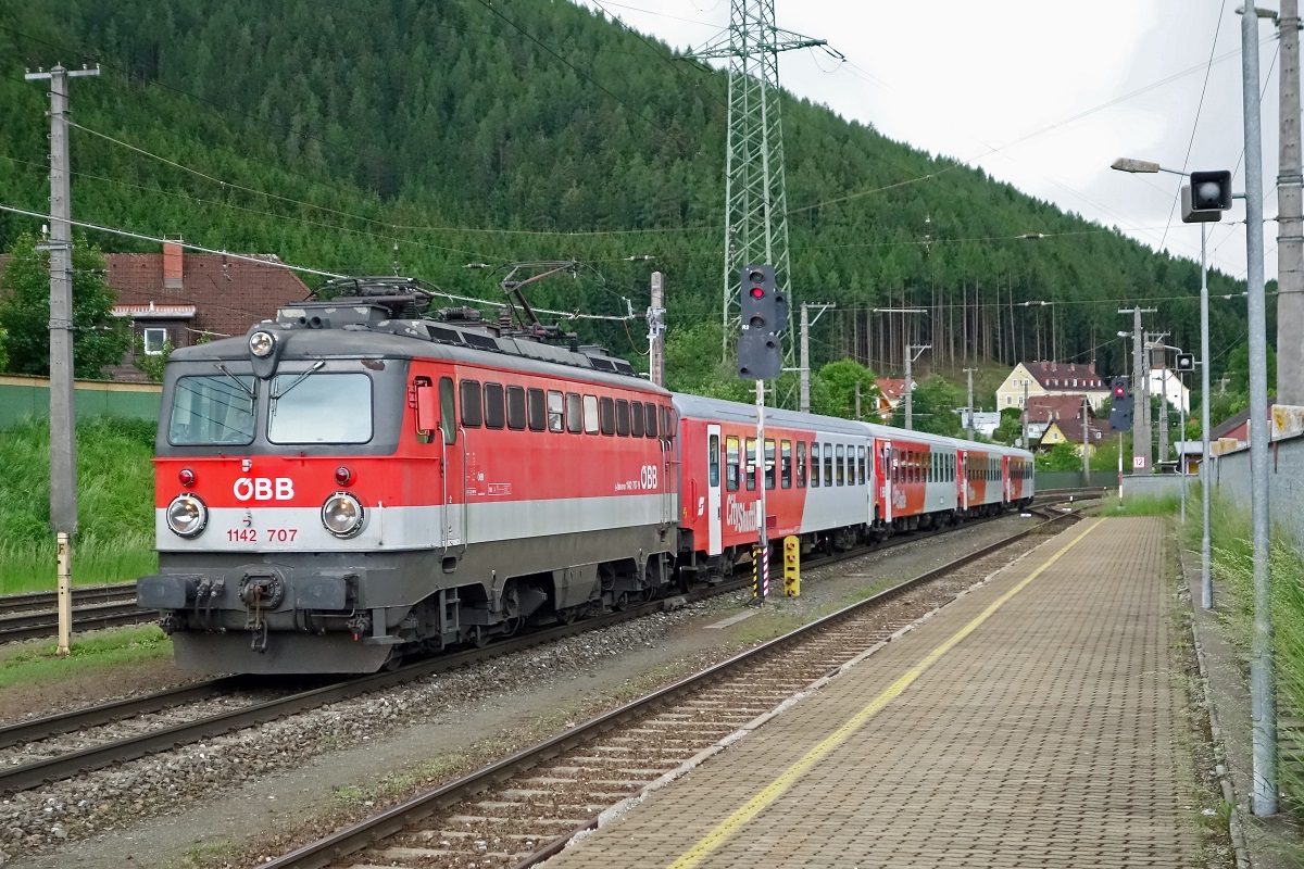 1142 707 fährt am 30.05.2016 mit Zug 4080 in den Bahnhof Kindberg ein.
