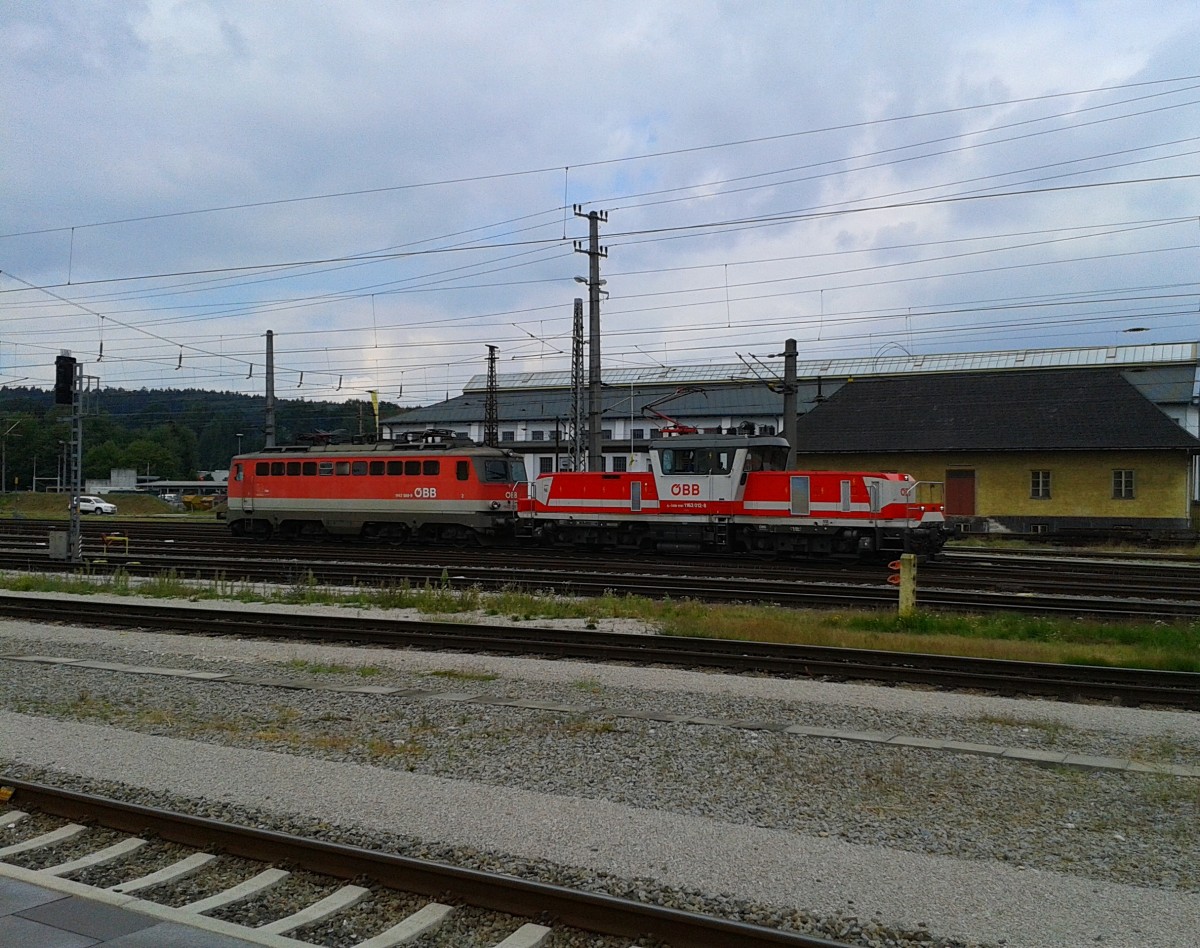1142 XXX und 1163 012-8 am 18.8.2015 im Bahnhof Attnang-Puchheim.