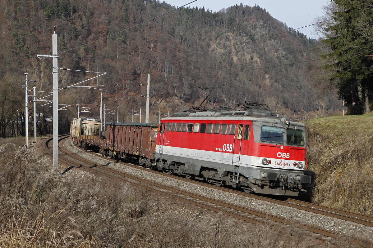 1142.611 mit Güterzug zwischen Bruck/Mur und Pernegg am 30.11.2016.