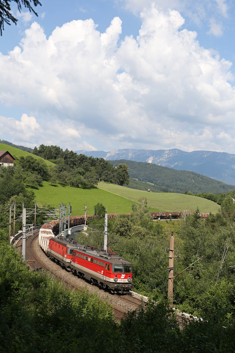 1142.668+1144.068 fahren mit G-54627 vor mächtigen Gewitterwolken über Rax und Schneeberg am 14.7.18 am Eichberg bergwärts.