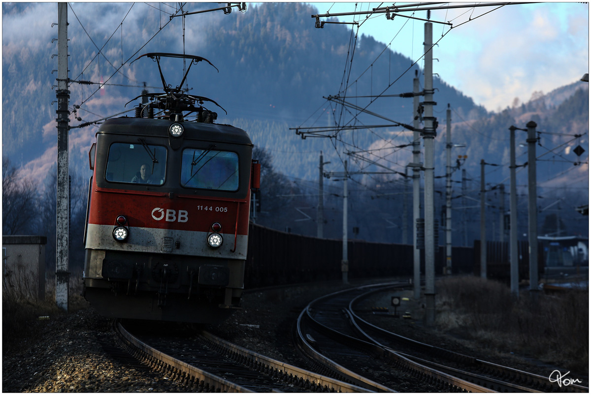 1144 005 rollt mit einem Güterzug durch das Murtal.
Thalheim Pöls 01.2018