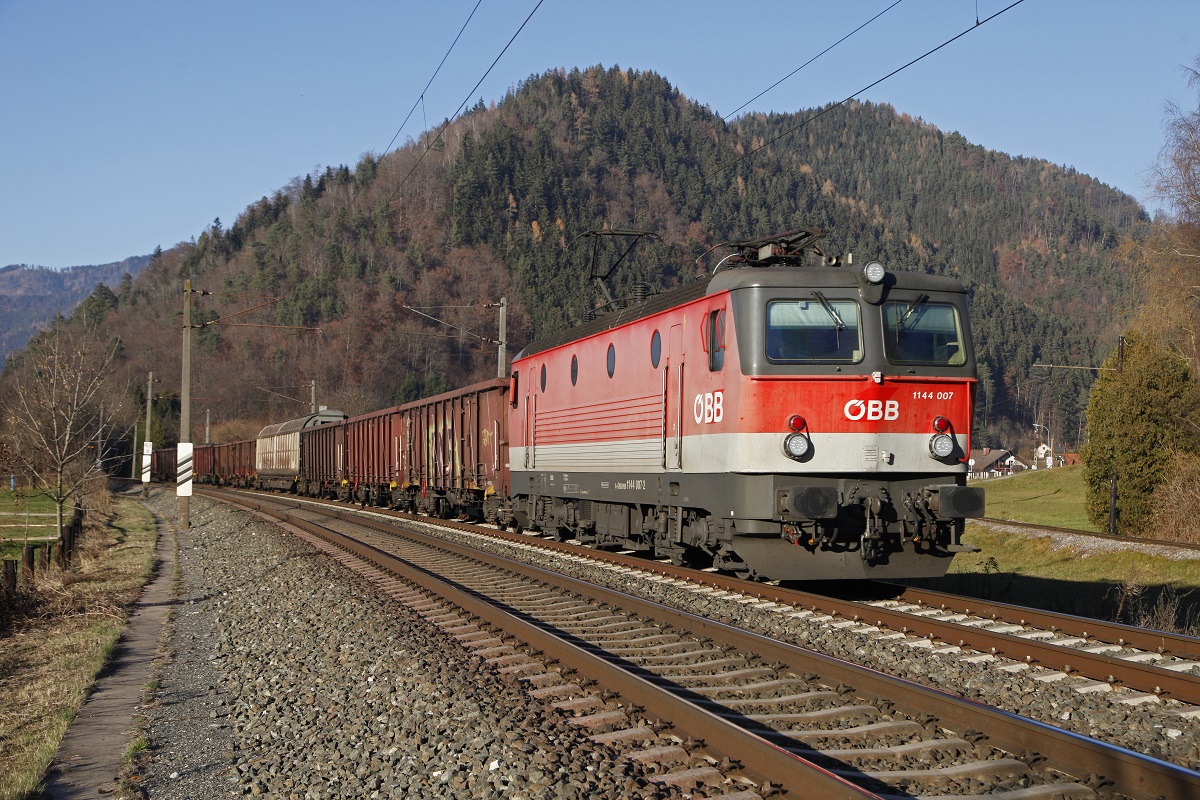 1144 007 mit Güterzug bei Mixnitz am 7.12.2015.