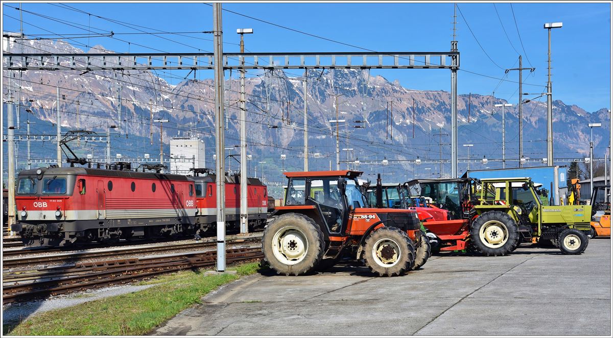 1144 009-8 + 1144 102-1 sowie ausgedientes Landwirtschaftsgerät für den Export nach Osten in Buchs SG. Im Hintergrund der Alpstein zwischen Mutschen und Stauberen Kanzel. (23.03.2017)