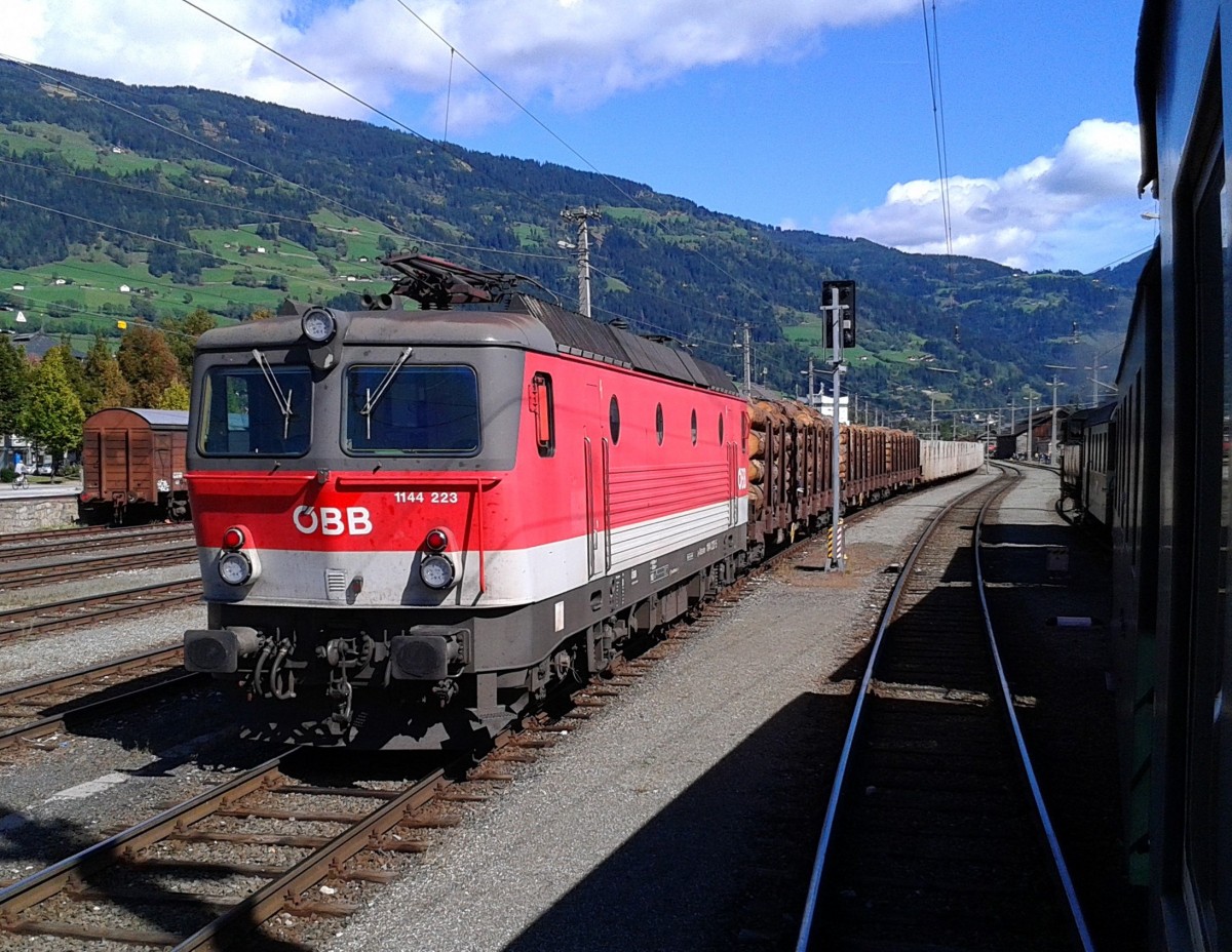 1144 023-5 mit einem Güterzug im Bahnhof Lienz. Aufgenommen am 20.9.2015 aus dem SR 14843.