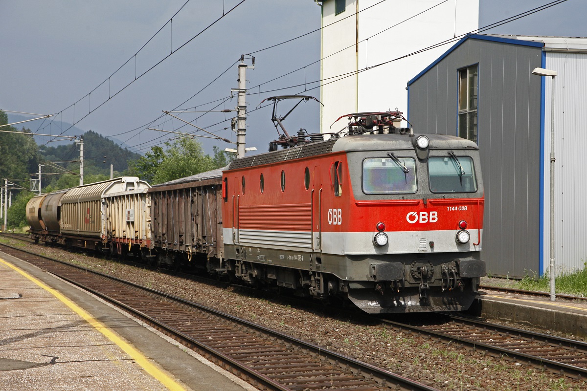 1144 028 mit Güterzug in Langenwang am 7.07.2015.