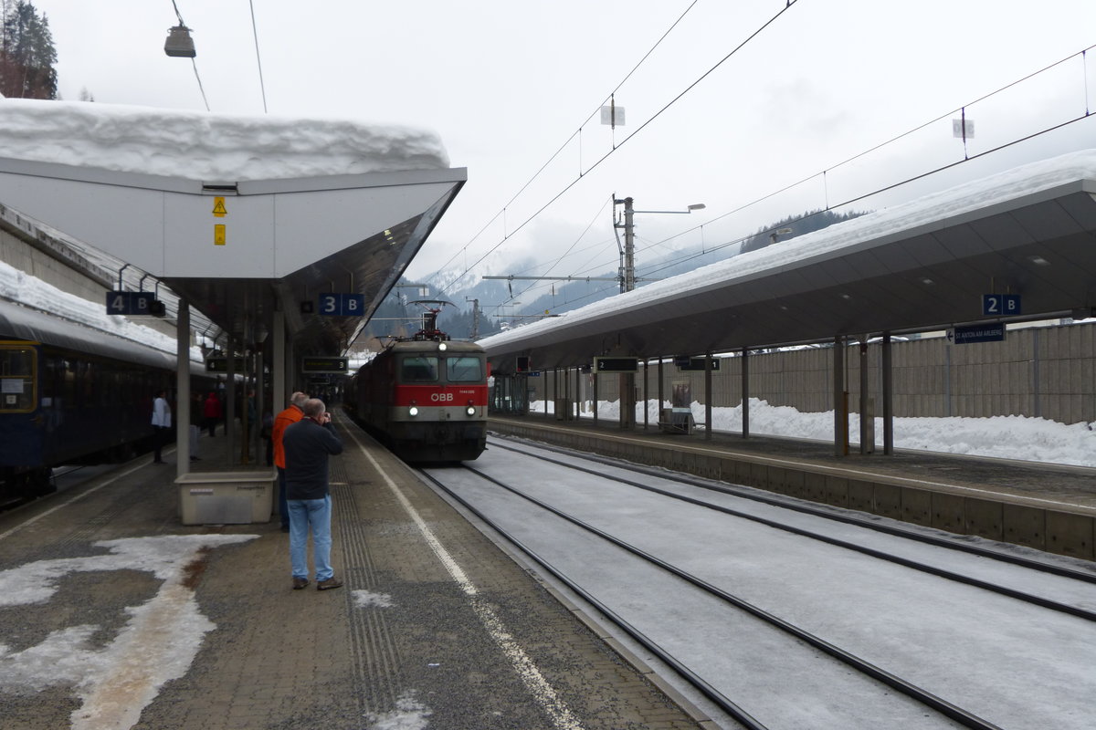 1144 028 und eine Schwesterlok am 10.3.18 mit Güterzug Richtung Innsbruck in St.Anton