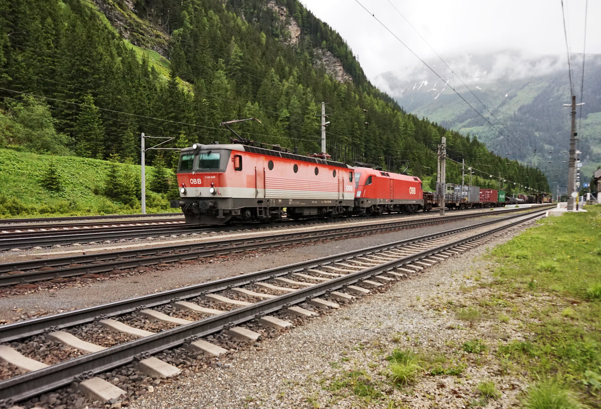 1144 032 + 1116 281-7 fahren am 5.6.2016 mit einem Güterzug in Richtung Villach durch den Bahnhof Böckstein.
