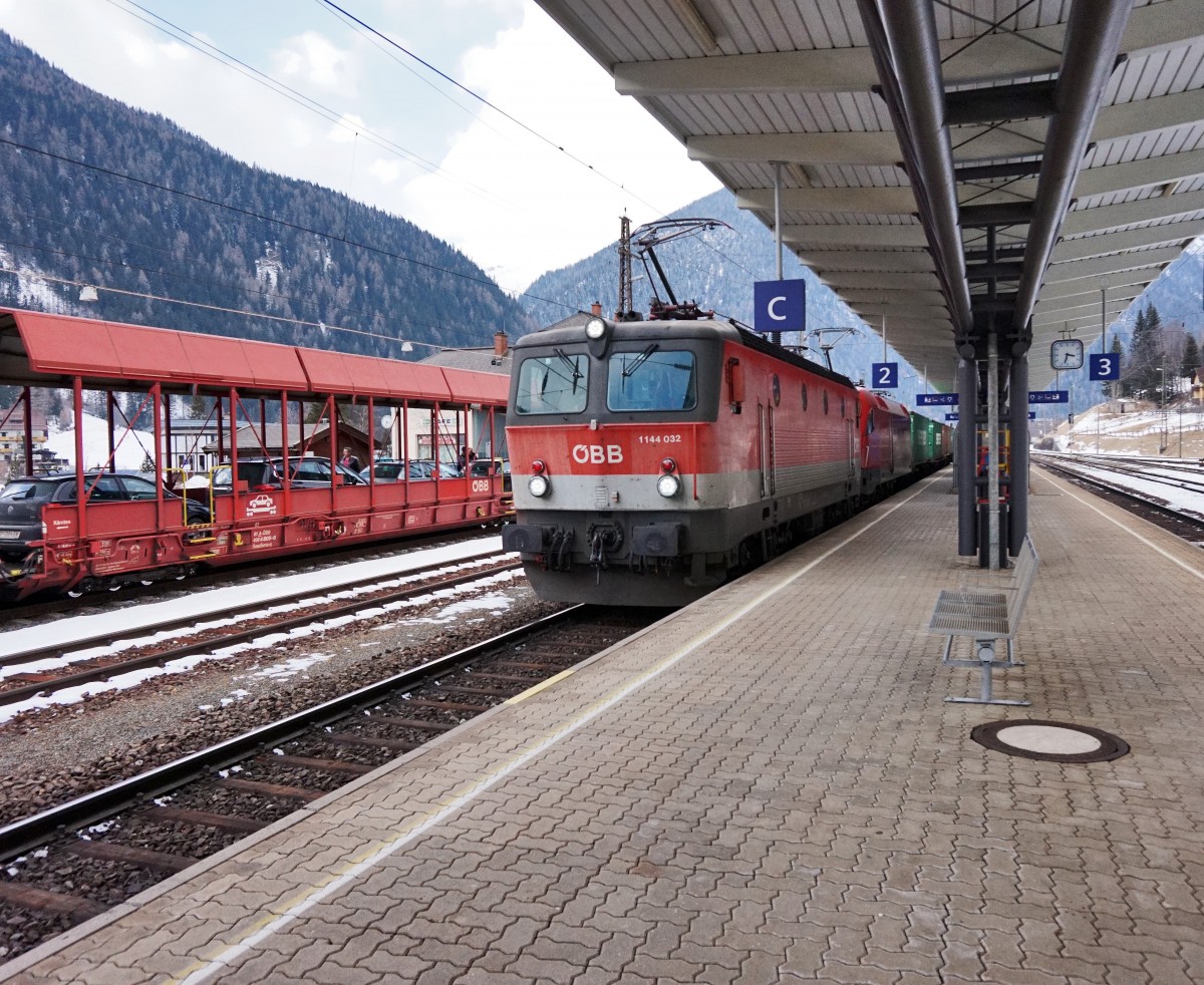 1144 032 + 1116 XXX mit einem Güterzug, auf der Fahrt in Richtung Villach.
Aufgenommen am 12.2.2016 bei der Durchfahrt in Mallnitz-Obervellach.