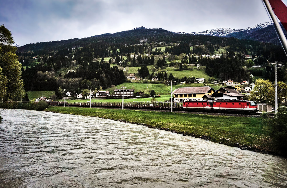 1144 037-9 und 1144 224-3 durchfahren mit einem Güterzug von Lienz nach Villach, die Haltestelle Berg im Drautal.
Aufgenommen am 23.4.2018.