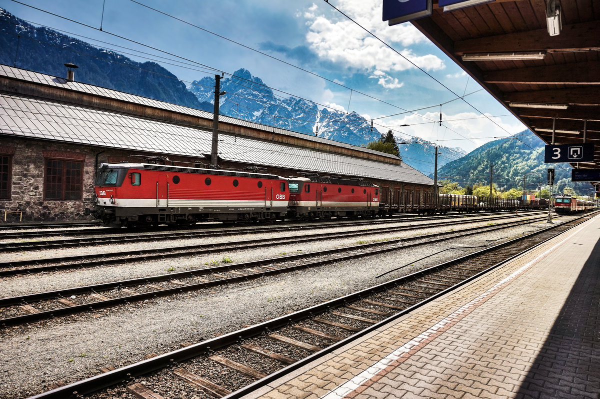1144 037-9 und 1144 224-3 warten mit einem Güterzug, im Bahnhof Lienz, auf die Abfahrt nach Villach.
Aufgenommen am 23.4.2018.