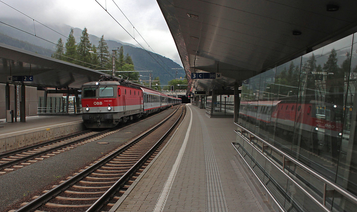 1144 039-5 fährt am 06.09.2016 mit dem IC 118 (Innsbruck Hbf - Münster(Westf)Hbf) in den Bahnhof von St. Anton am Arlberg ein