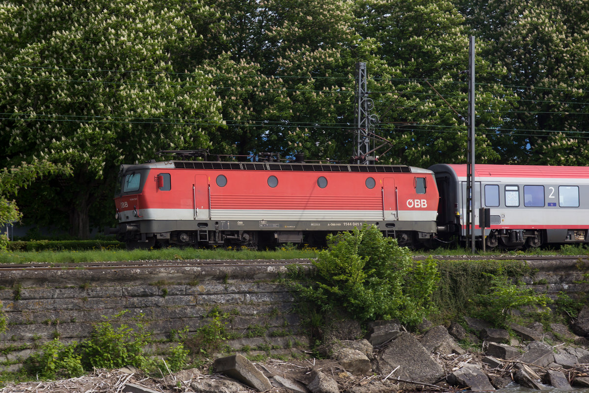 1144 041-1 mit IC 119 auf dem Weg nach Bregenz. Lindau, 1.5.18.