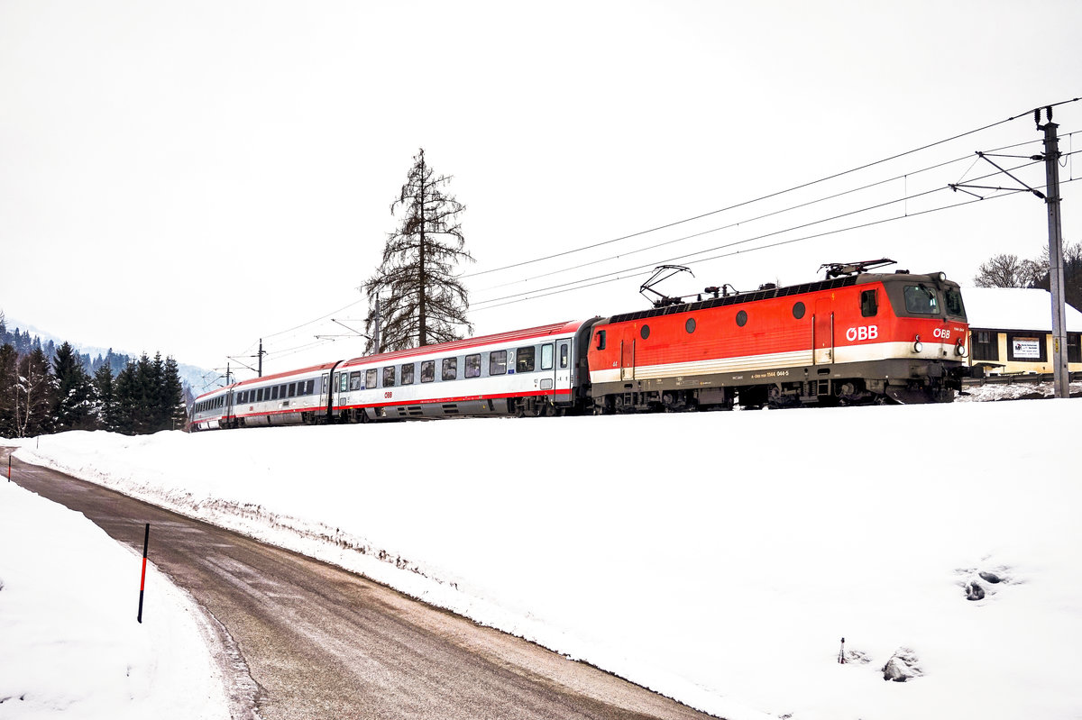 1144 044-5 fährt mit dem D 15102 (Bischofshofen - Selzthal - Leoben Hbf - Wien Hbf) kurz nach Radstadt vorüber.
Aufgenommen am 10.2.2018.