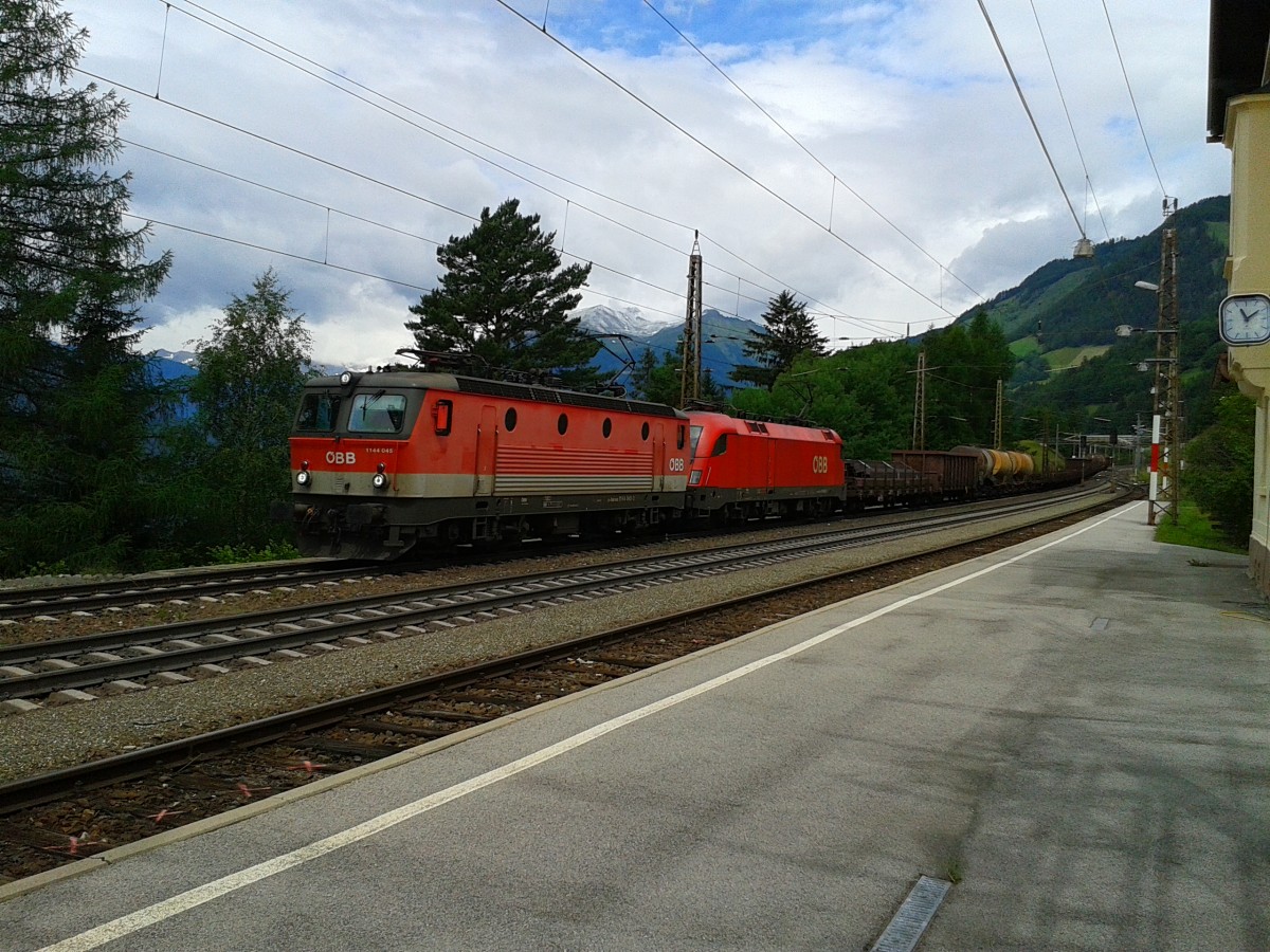 1144 045 und 1116 xxx mit einem Güterzug in Richtung Spittal bei der Durchfahrt in Penk. (21.6.2015)